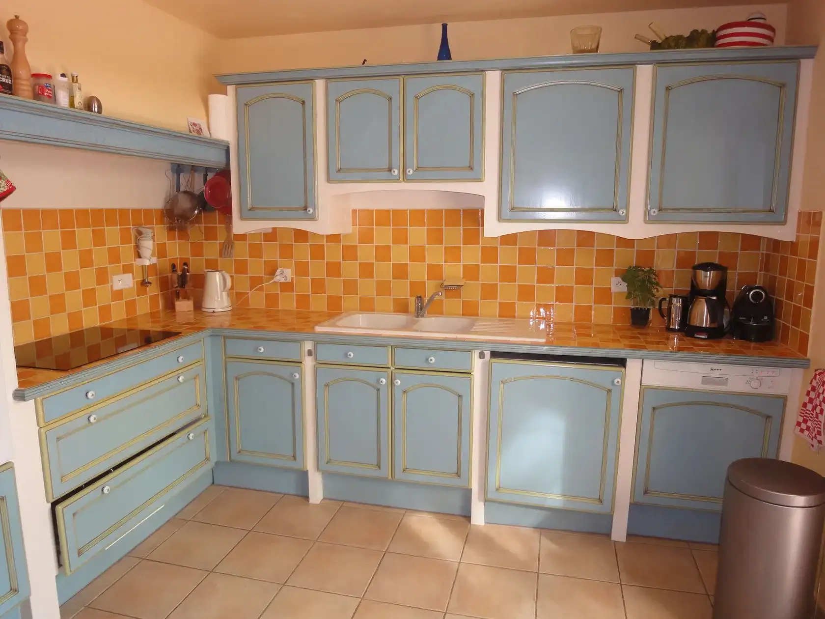 Provençaalse keuken met blauwe kasten en okergele tegels