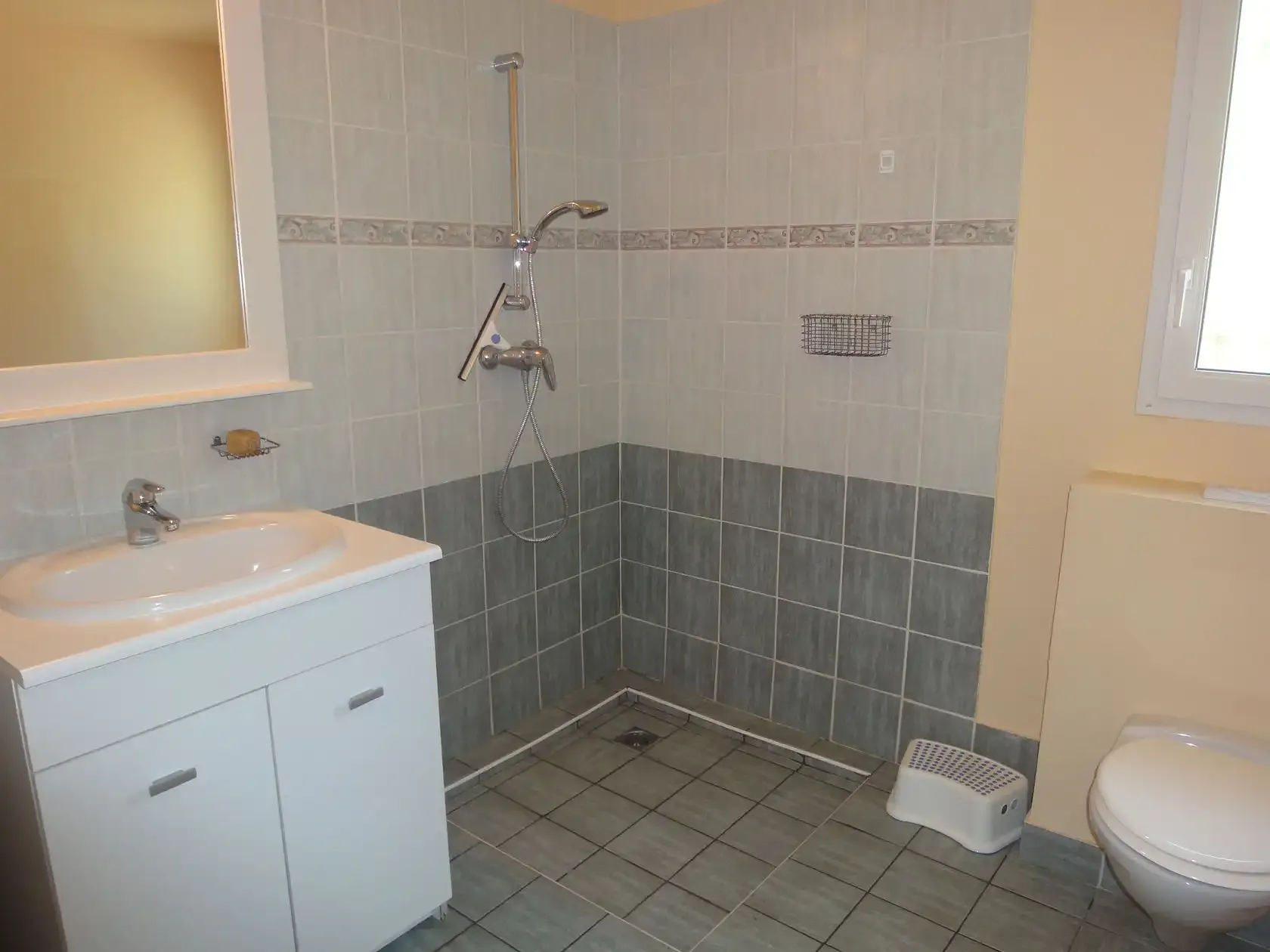 Badkamer op de verdieping met inloopdouche en wastafel